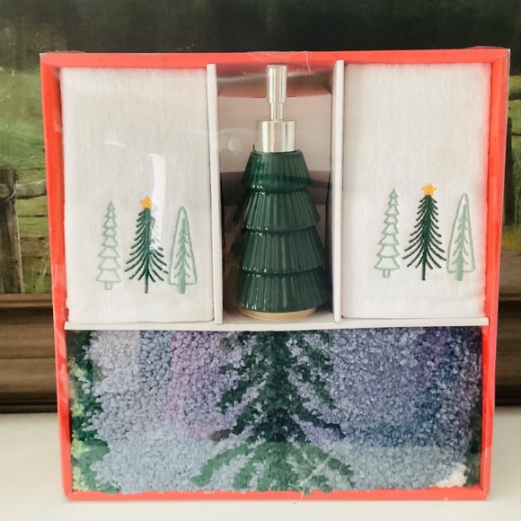 Merry Moments Holiday Bathroom Set 4pc Rug Towels Lotion Dispenser Christmas Dec - Picture 14 of 14